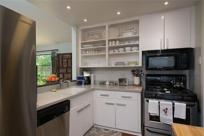 Building Photo - 1502 Corona Dr