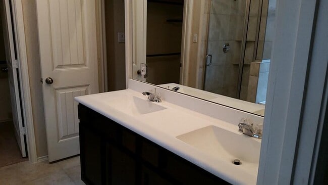 Building Photo - 3911 Webster Wds