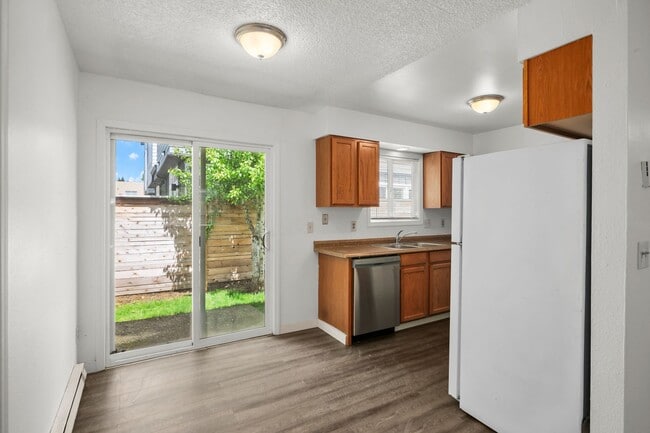 Building Photo - Updated 2 Bedroom, 1 Bathroom Duplex in the Heart of North Portland