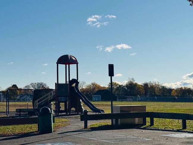 Building Photo - 304 Pine Rock Ave