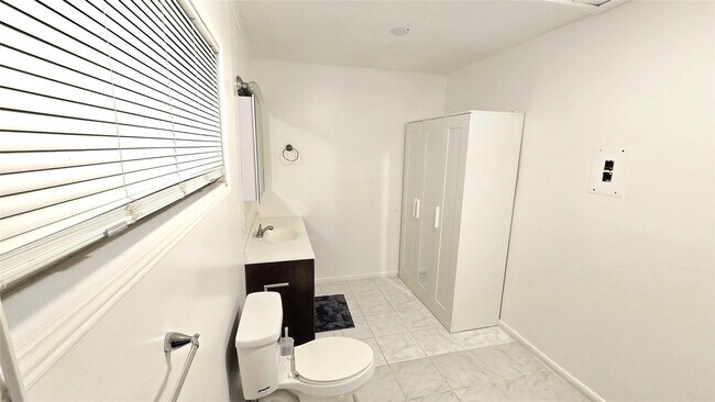 Building Photo - 536 NW 45th St