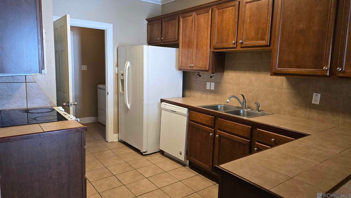 Building Photo - 10600 Lakes Blvd