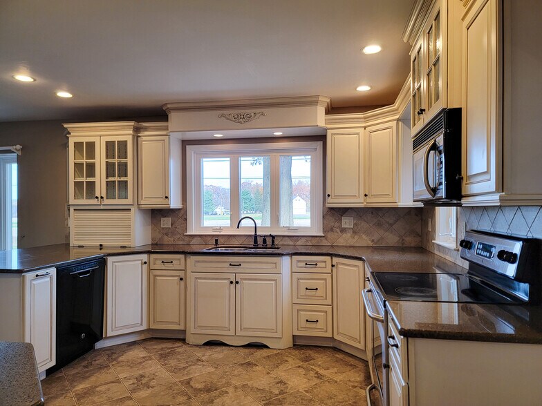 Building Photo - 502 W Newport Rd