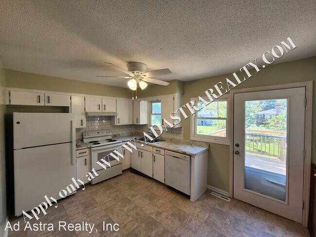 Building Photo - 2 br, 1.5 bath House - 3014 N 155th Ter.,