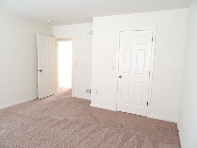 Building Photo - 330 Meadow View Dr