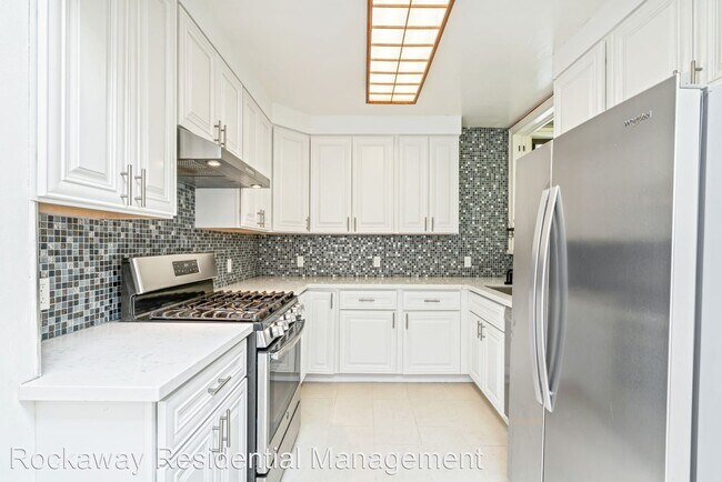 Building Photo - 3 br, 1 bath House - 1559 Funston Ave.