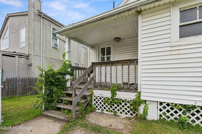 Building Photo - 113 12th Ave