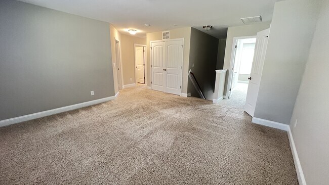 Building Photo - 550 Hampstead Pl
