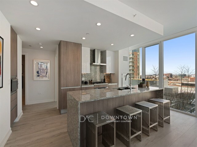 Building Photo - 1111 N Wells St