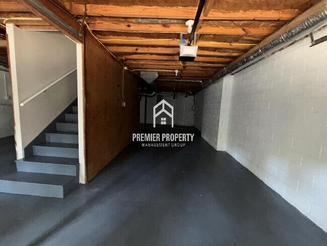 Building Photo - 135 Fox Hill Ct