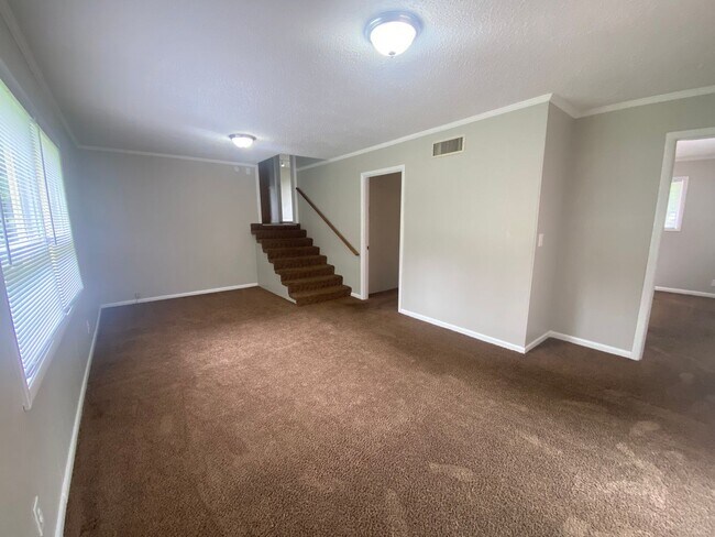 Building Photo - Charming 4 BR, 2 BA, Close to MTSU, 1 Car Garage, Large Carport