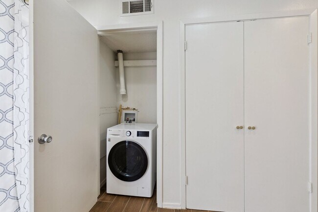 Building Photo - 2400 Sq Ft Condo for Rent Near Shopping
