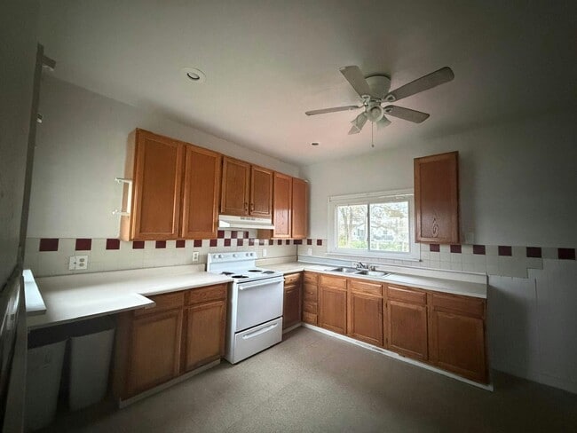 Building Photo - 418 E Ash St