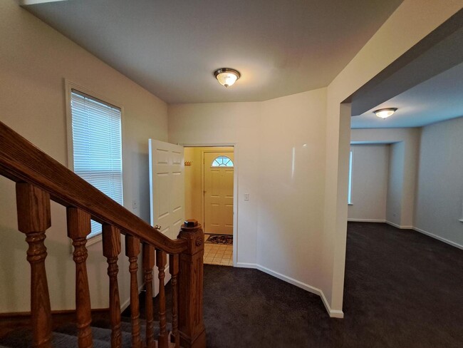 Building Photo - 1509 W Greenleaf Ave