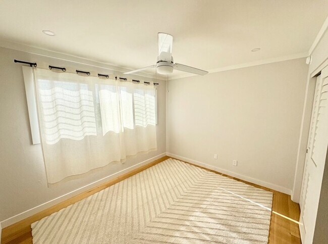 Building Photo - 3 Bedroom, 2 Bathroom Townhouse with a Lak...