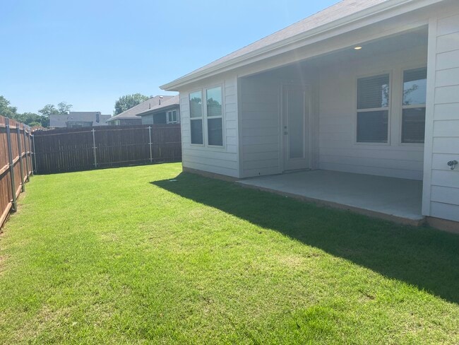Building Photo - 1008 Hidden Vly Dr