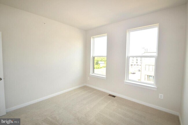 Building Photo - 43795 Middleway Ter