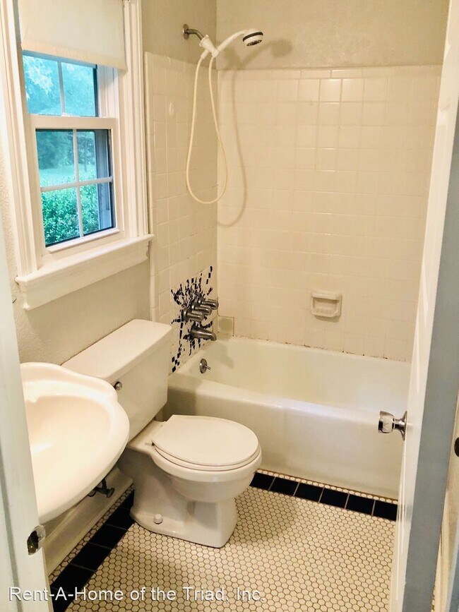 Building Photo - 3 br, 2 bath House - 4710 Beechcroft Drive