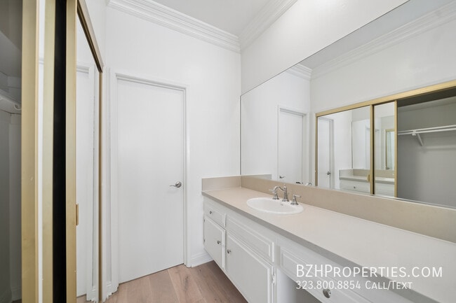 Building Photo - 333 S Elm Dr