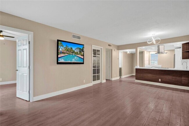 Building Photo - 3051 S Palm Aire Dr