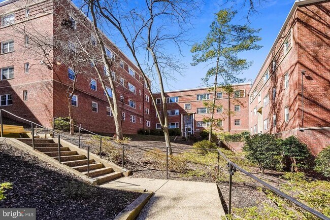 Building Photo - 1320 Fort Myer Dr