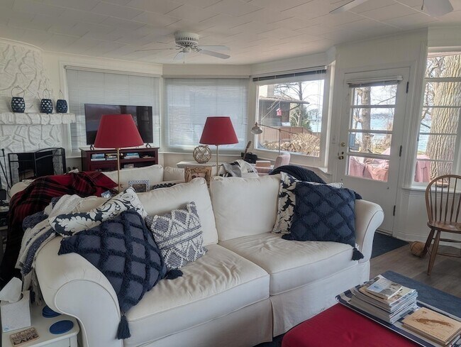 Building Photo - 1415 S Shore Dr