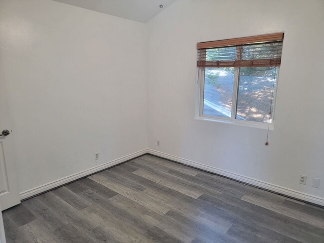 Building Photo - One Bedroom Apartment