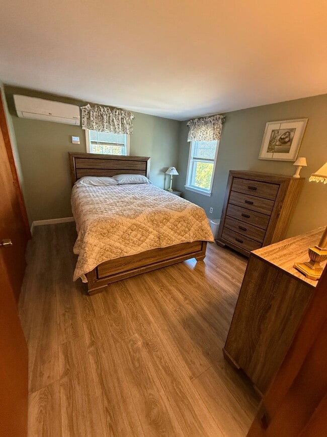 Building Photo - A two bedroom, 1 bath unit in a Townhouse style Duplex