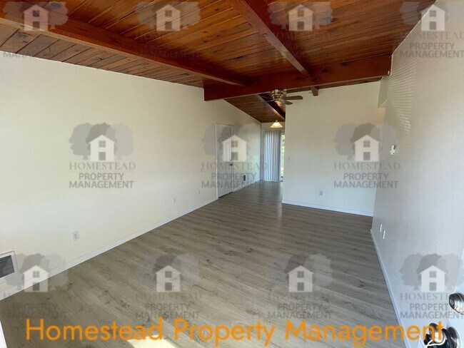 Building Photo - 672