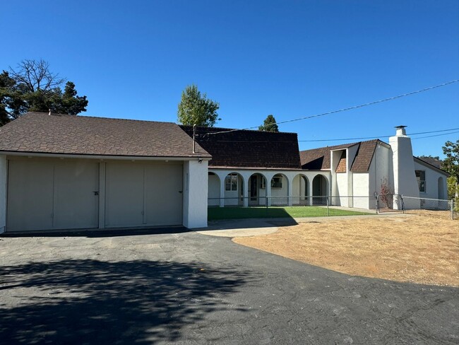 Building Photo - 3BR/3BA HOME in EL CAJON w/ tons of PARKING!!