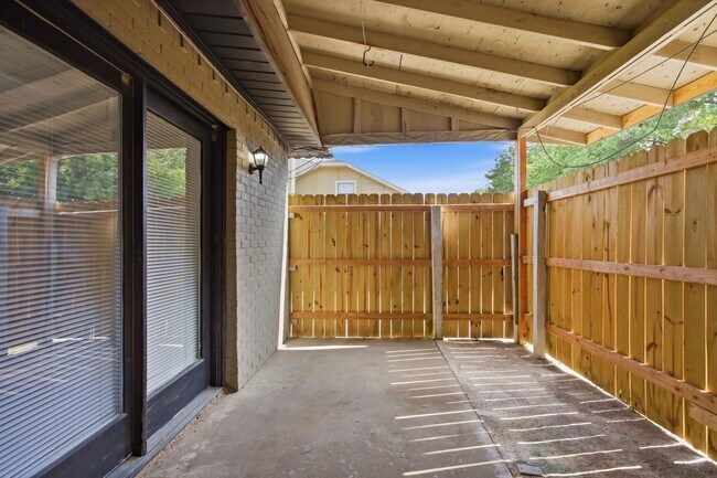 Building Photo - 2729 Hurstview Dr