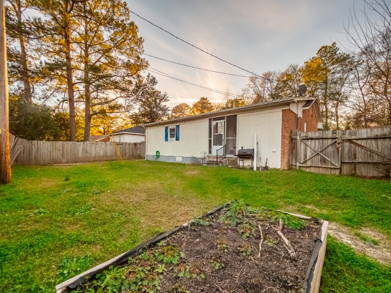 Building Photo - 910 S Ott Rd