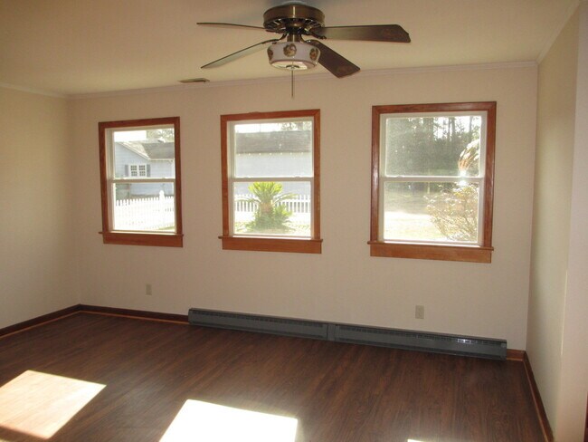 Building Photo - 3 Bedroom, 2 Bath home on a large lot with...
