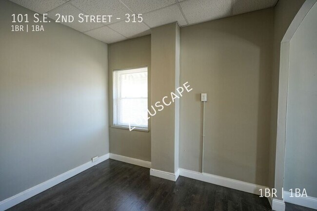 Building Photo - 101 SE 2nd St