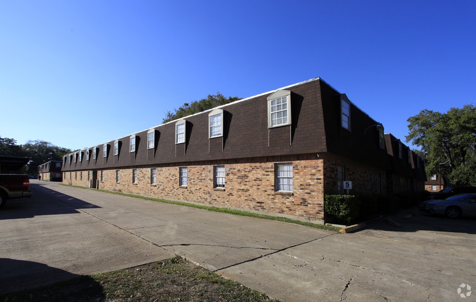 Primary Photo - Olde Oaks Apartments