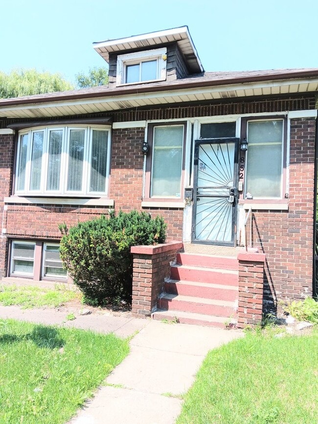 Building Photo - Spacious Showstopper