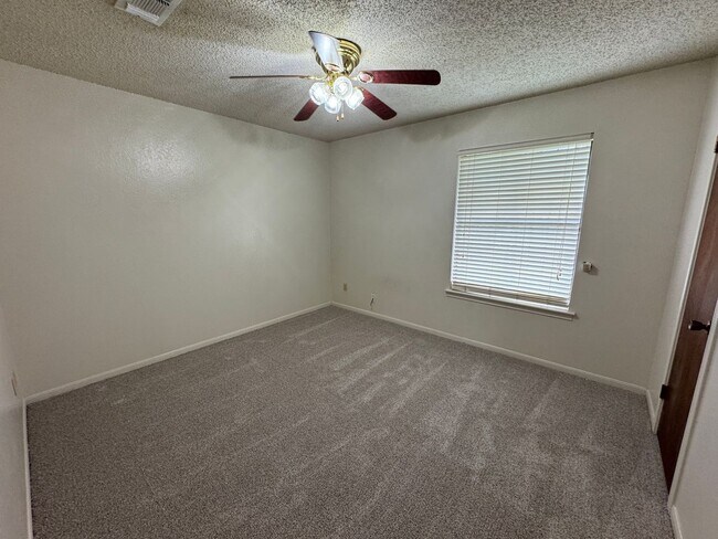Building Photo - 2-Bedroom Duplex for Rent in Killeen