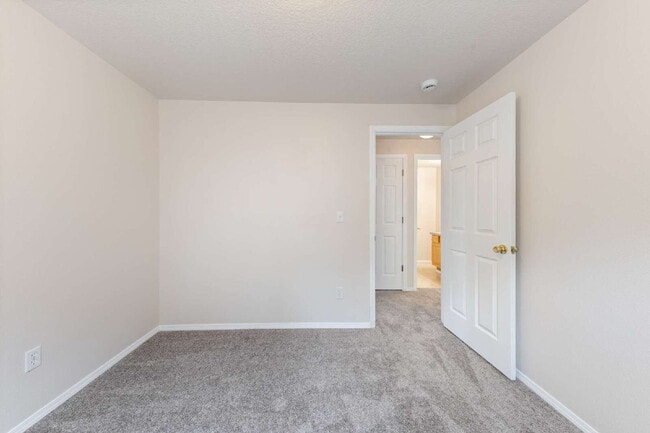 Building Photo - Spacious 3 bedroom Duplex