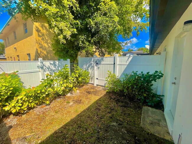 Building Photo - 618 NE 14th Ave