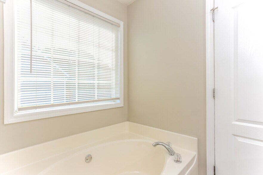 Building Photo - 4809 Camelot Dr