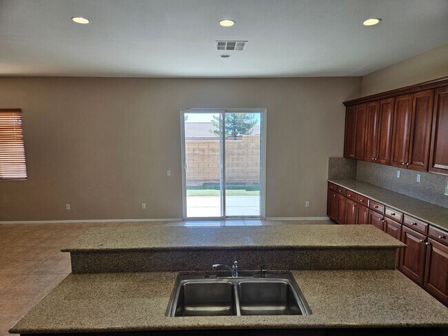 Building Photo - 5 BEDROOM OAK HILLS / HESPERIA HOME