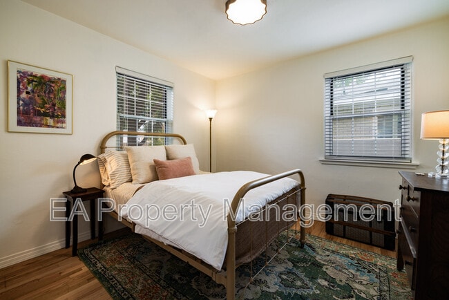 Building Photo - 520 San Pasquale Ave SW