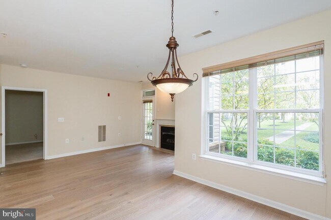 Building Photo - 400 Symphony Cir