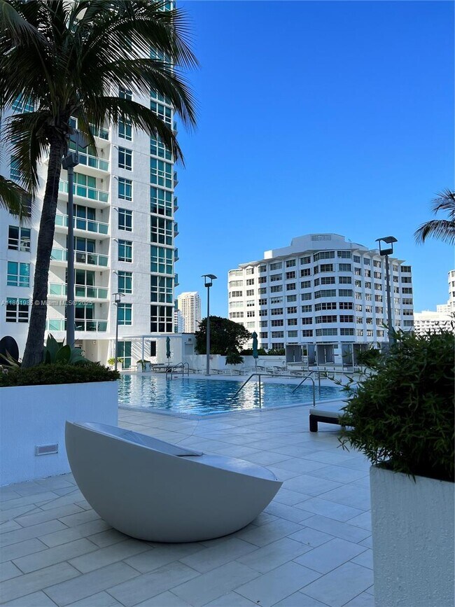 Building Photo - 950 Brickell Bay Dr