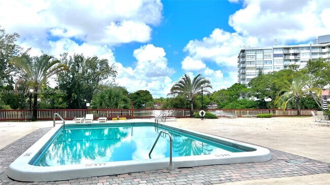 Building Photo - 1300 NE Miami Gardens Dr