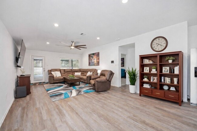 Building Photo - 24034 Sunview Vly Dr