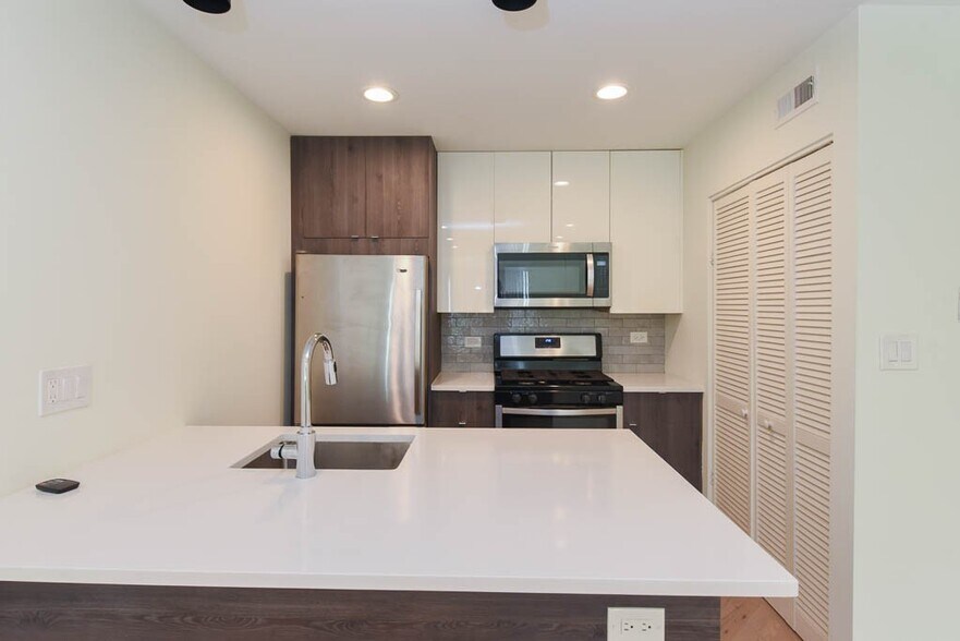 Building Photo - 843 W Grace St