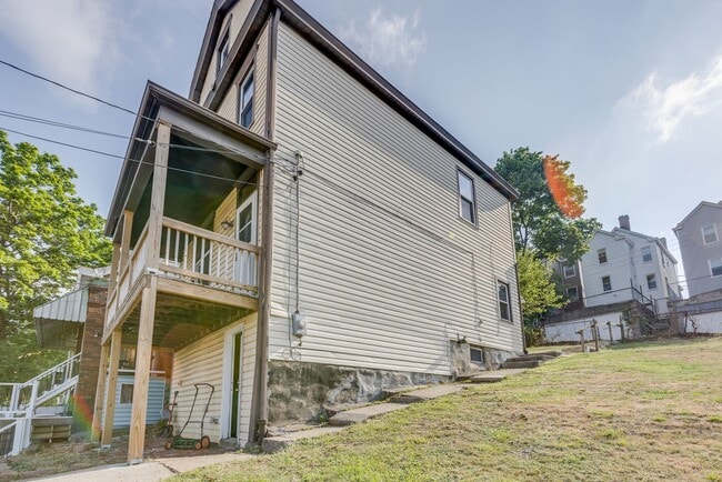 Building Photo - Available MAY 2026 - Beautiful 2 bedroom home in Mt Washington!