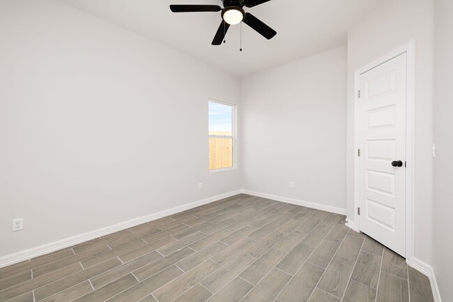 Building Photo - 404 N Alexandrite Ave