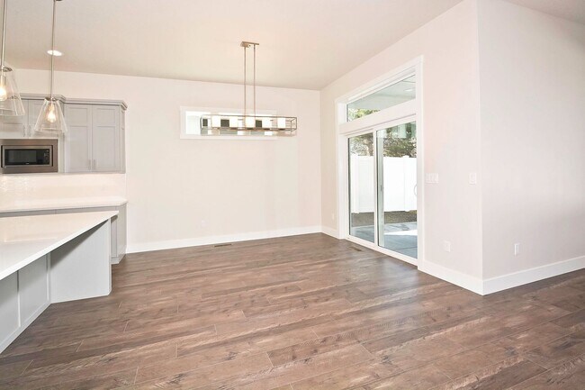 Building Photo - Centrally Located 3 Bedroom 2 Bathroom Home